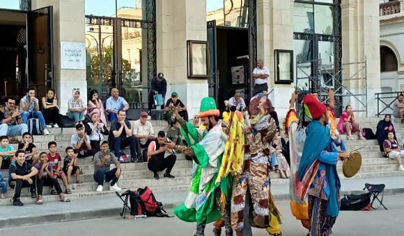 Alger : le spectacle de rue « El Gafla » suscite le ravissement des passants
