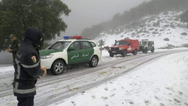Algérie: La neige ferme les routes dans plusieurs régions de l’est du pays