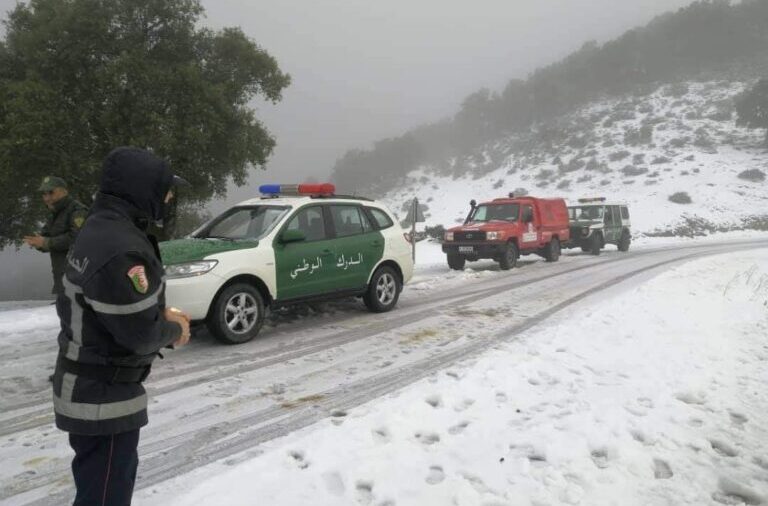La neige ferme les routes
