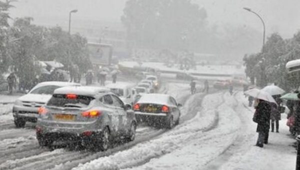Chutes de neige : plusieurs routes coupées à Tizi Ouzou