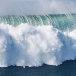 Hautes vagues sur les côtes