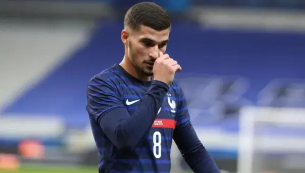 Houssem Aouar retarde son entrée dans l&rsquo;équipe nationale algérienne : une déception pour les fans