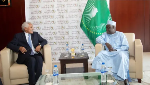 Le président de la Commission de l&rsquo;Union africaine rencontre le ministre sahraoui des Affaires étrangères pour discuter du conflit au Sahara occidental.