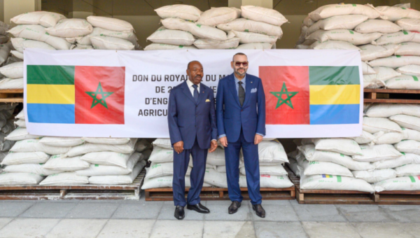 Le roi du Maroc Mohammed VI  réapparaît en public avec une aide humanitaire au Gabon