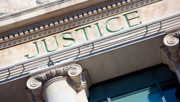Affaire de Révocation d&rsquo;un Juge du Droit d&rsquo;Asile en France : Accusations de Racisme, Islamophobie et Homophobie