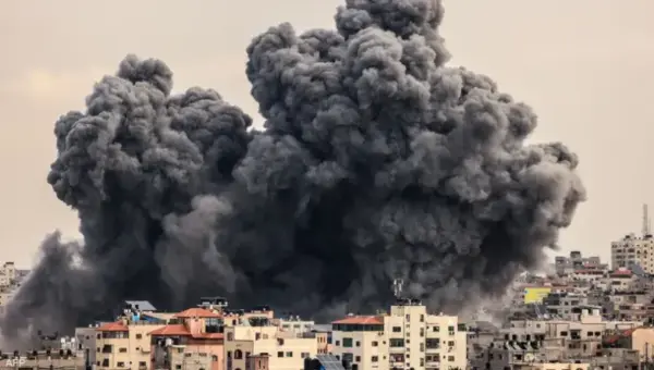 Gaza sous les Flammes : Frappes au Phosphore Blanc – La Terreur s&rsquo;abat sur des Zones Civiles