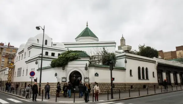 Le Recteur de la Mosquée de Paris Suscite la Colère en Algérie : Des Appels à la Destitution S&rsquo;intensifient