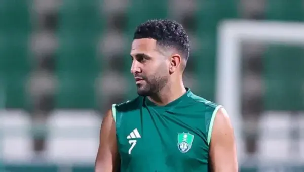 Riyad Mahrez Brille lors du Sommet de la Saudi Pro League