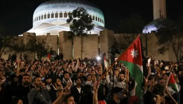 Vidéo: L&rsquo;Ambassade Israélienne en Jordanie Envahie par des Protestataires en Colère