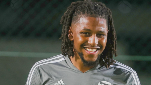 Yasser Larouci invite une star de la Premier League à rejoindre l&rsquo;équipe nationale algérienne