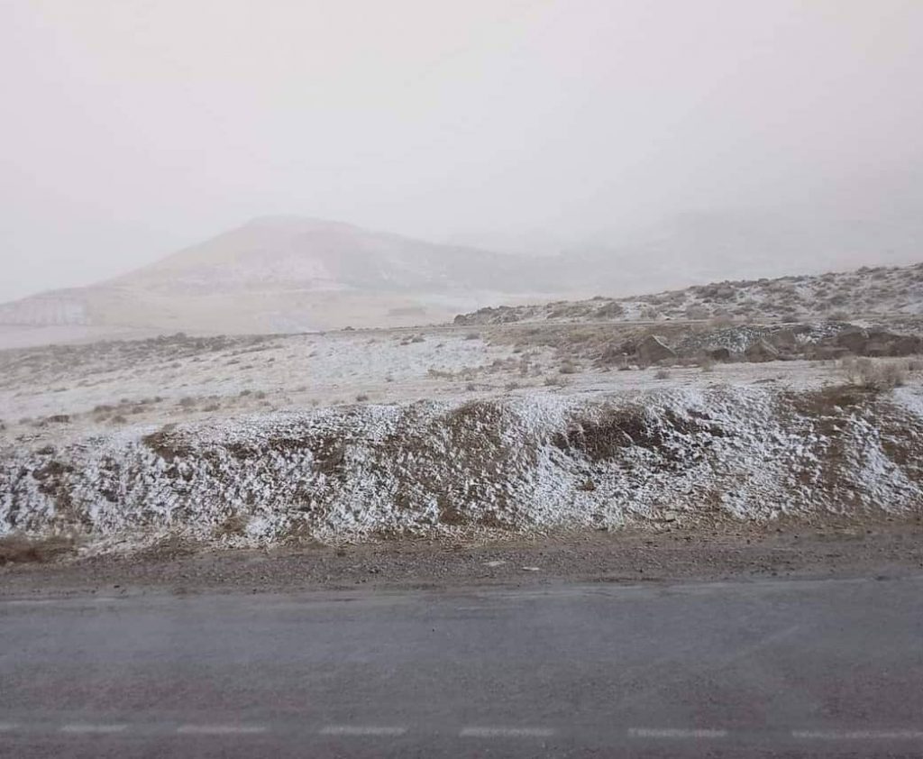 Les Premières Neiges de l'Hiver Enchantent l'Algérie : Un Paysage Magique S'Éveille !