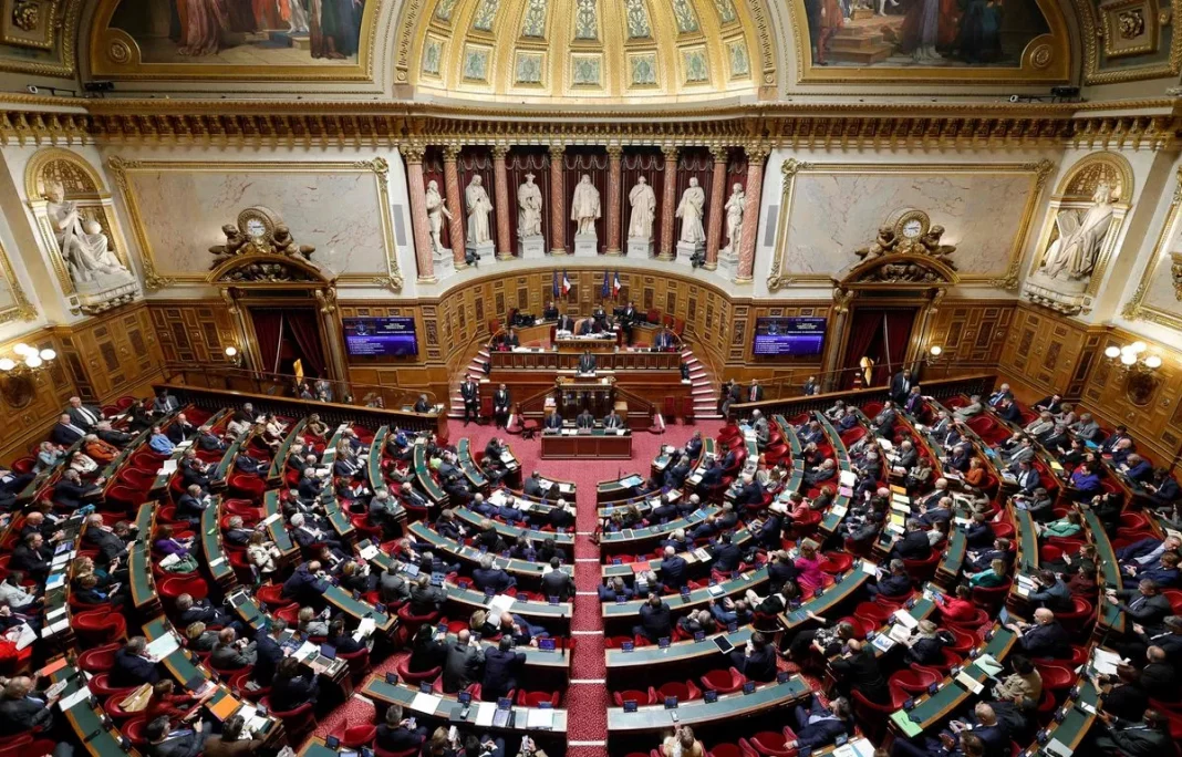 Réforme Drastique de l'Immigration en France : Le Sénat Passe le Témoin à l'Assemblée