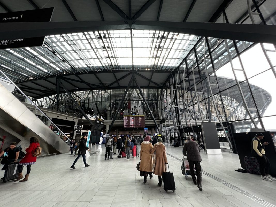 Saisie étonnante à l'aéroport de Lyon : Des voyageurs à destination de l'Algérie interceptés