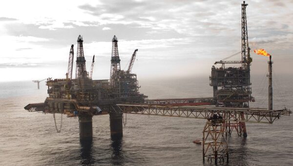 Tempête et Attentes de l’Opep+ : Les Prix du Pétrole Continuent leur Ascension