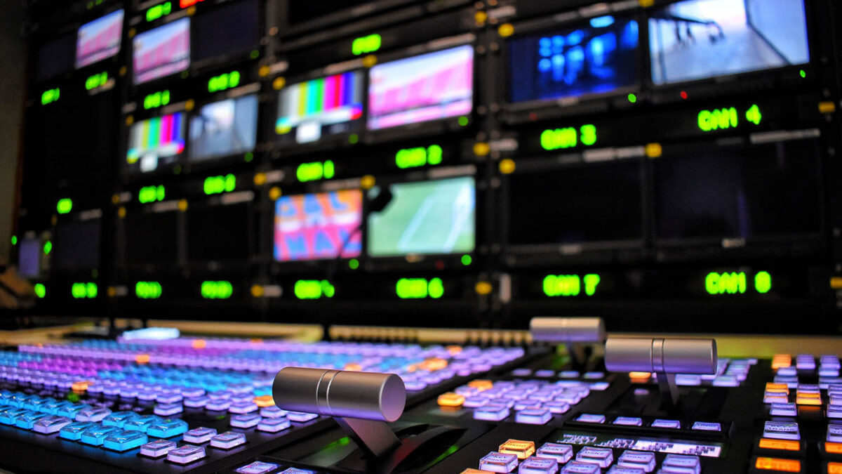 Logo ANIRA et Echorouk TV avec symbole d'amende pour excès de publicité télévisuelle.