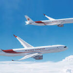 Avion Air Algérie au sol à l'aéroport d'Alger, avec carte du Moyen-Orient en arrière-plan illustrant les zones de conflit.