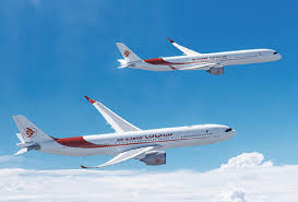 Avion Air Algérie au sol à l'aéroport d'Alger, avec carte du Moyen-Orient en arrière-plan illustrant les zones de conflit.