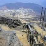 Photo d’archive d’une cérémonie officielle à Béjaïa pour le lancement de la mine de zinc‑plomb d’Amizour, avec le Premier ministre Sifi Ghrieb au premier plan.