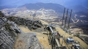 Photo d’archive d’une cérémonie officielle à Béjaïa pour le lancement de la mine de zinc‑plomb d’Amizour, avec le Premier ministre Sifi Ghrieb au premier plan.