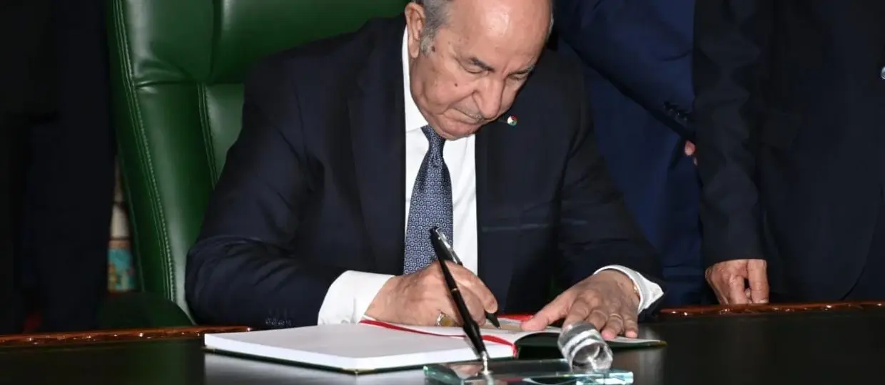 Illustration d'une prison algérienne avec symbole de libération pour la grâce présidentielle de Tebboune.