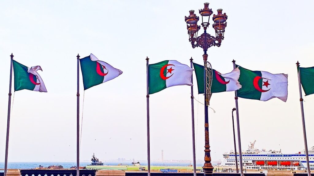 Carte du Moyen-Orient avec frappes sur l’Iran et drapeaux Algérie, soulignant les enjeux technologiques.