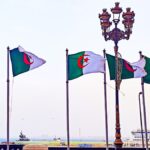 Carte du Moyen-Orient avec frappes sur l’Iran et drapeaux Algérie, soulignant les enjeux technologiques.