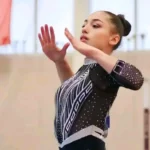 Kaylia Nemour en action aux barres asymétriques lors des qualifications à Bakou, Coupe du monde gymnastique 2026