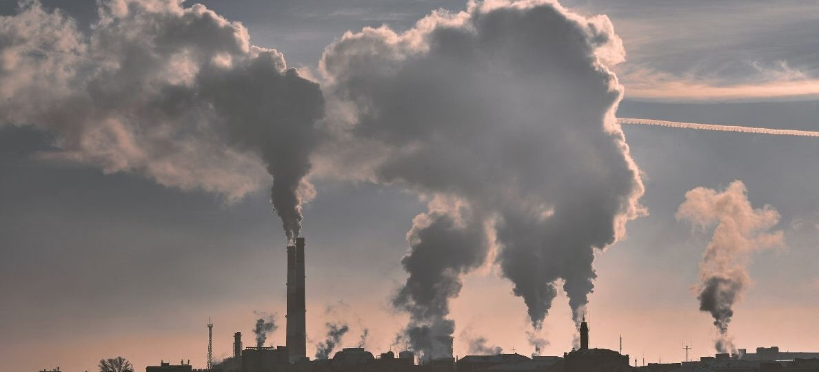 Carte Europe-Algérie avec pipelines gaz et solaire, symbolisant transition énergétique.