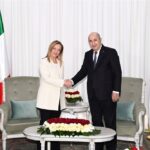 Giorgia Meloni et le président Tebboune lors d'une réunion officielle à Alger, avec en arrière-plan les infrastructures gazières algériennes et le gazoduc TransMed