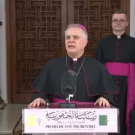 Le pape Léon XIV saluant la foule devant la basilique Notre‑Dame d’Afrique à Alger pendant sa visite en avril 2026