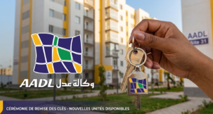 Main tenant une carte Edahabia devant un écran affichant le portail de paiement AADL 3 sur aadl.dz