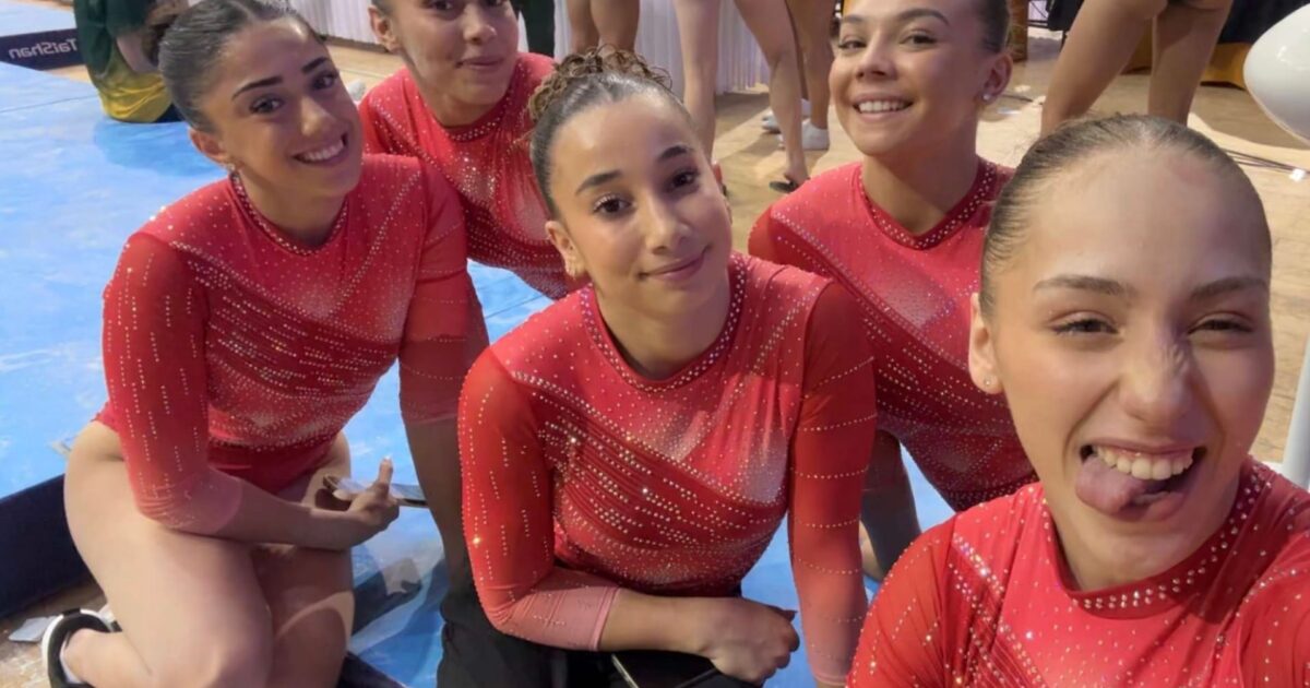 Kaylia Nemour et Djenna Laroui, gymnastes algériennes, sur le podium des Championnats d'Afrique de gymnastique 2026 à Yaoundé, Cameroun.