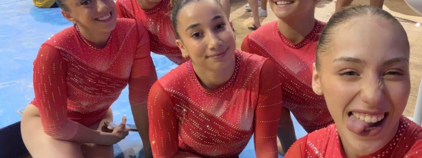 Kaylia Nemour et Djenna Laroui, gymnastes algériennes, sur le podium des Championnats d'Afrique de gymnastique 2026 à Yaoundé, Cameroun.