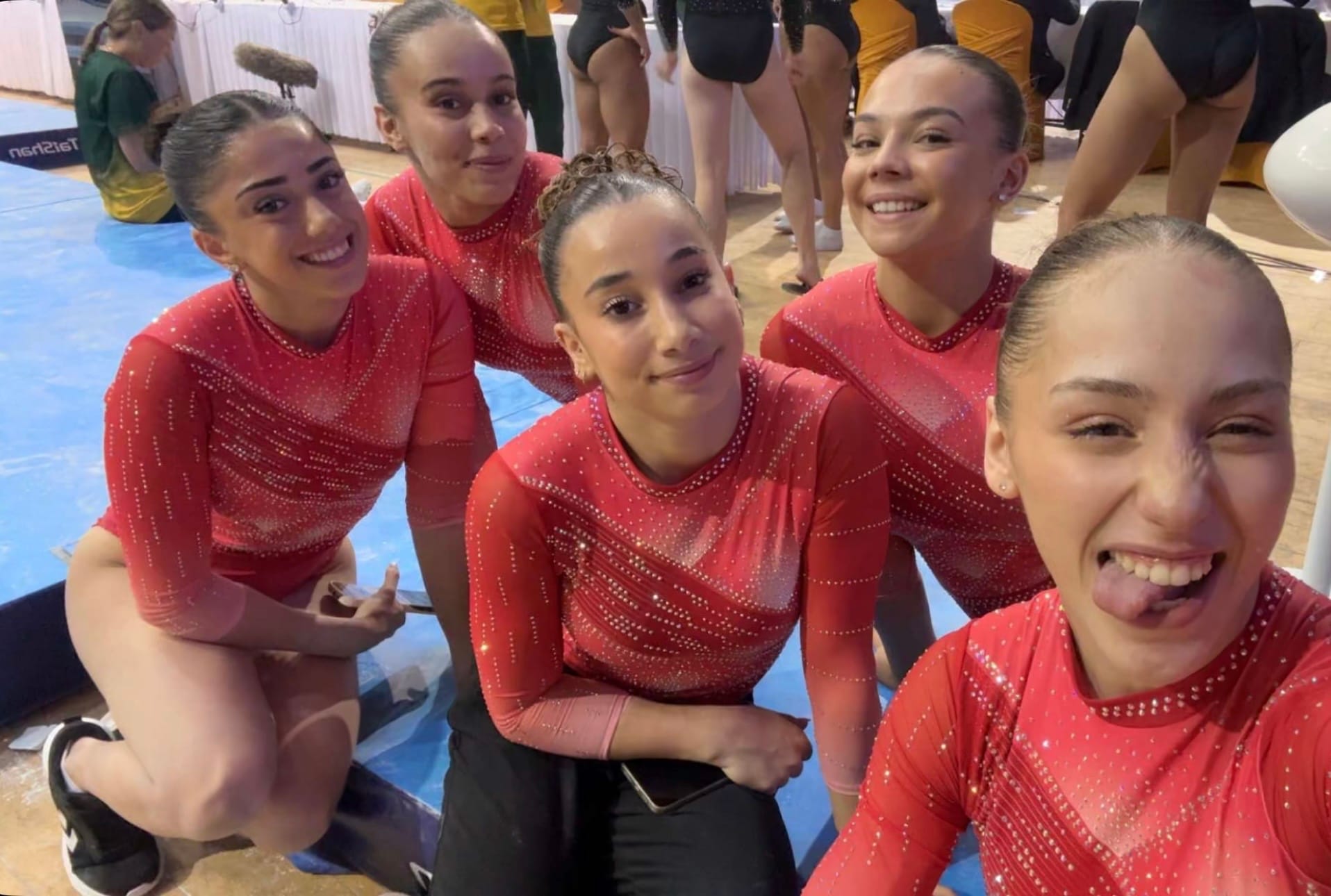 Kaylia Nemour et Djenna Laroui, gymnastes algériennes, sur le podium des Championnats d'Afrique de gymnastique 2026 à Yaoundé, Cameroun.
