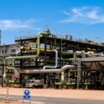 Installations de traitement du gaz naturel de Sonatrach à Hassi R'Mel, principal gisement gazier d'Algérie, en plein désert du Sahara.