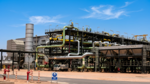 Installations de traitement du gaz naturel de Sonatrach à Hassi R'Mel, principal gisement gazier d'Algérie, en plein désert du Sahara.
