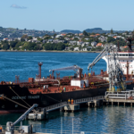 Terminal méthanier européen avec jauges de stockage de gaz et graphique TTF montrant la volatilité des prix entre mars et avril 2026