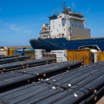Chargement de 22 000 tonnes de billettes d'acier AQS au port d'Annaba, 7 avril 2026 — exportation vers l'Italie, première quinzaine record de la sidérurgie algérienne