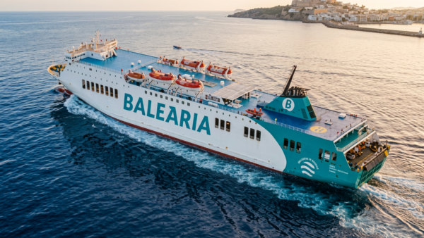Le ferry Rosalind Franklin de Baleària à quai au port de Mostaganem, avant une traversée vers Valence.