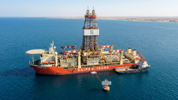 La plateforme semi-submersible Saipem 10000 en opération au-dessus du puits Matsola-1, bassin de Syrte, Libye, janvier-avril 2026.