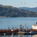 Vue aérienne du détroit d'Ormuz avec pétrolier immobilisé, illustrant le blocage du trafic maritime pétrolier lors de la crise irano-américaine d'avril 2026.