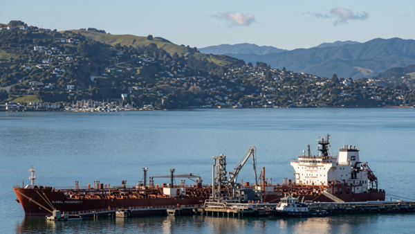 Vue aérienne du détroit d'Ormuz avec pétrolier immobilisé, illustrant le blocage du trafic maritime pétrolier lors de la crise irano-américaine d'avril 2026.