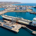 Vue aérienne du terminal pétrolier d'Arzew en Algérie avec tanker en chargement de Sahara Blend, avril 2026