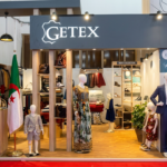 Stand du holding Getex au salon Texstyle Expo 2026, Safex Alger — exposition de produits textiles, cuir et habillement fabriqués en Algérie, avril 2026.