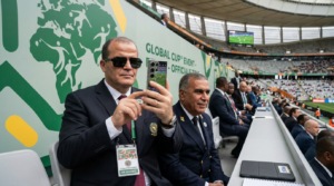 Filmé avec des accessoires de marques étrangères à la Coupe d'Algérie, le ministre Rezig fait face à une contradiction publique avec sa politique anti-importation.