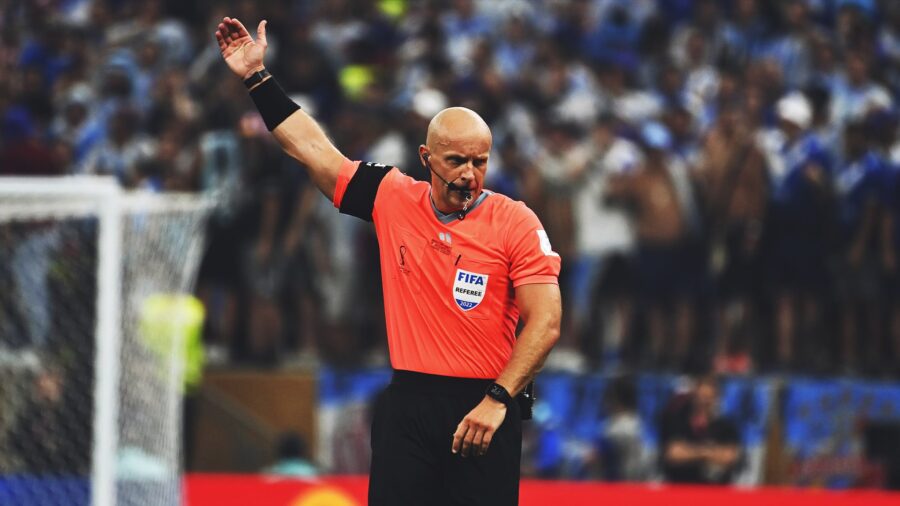 L'arbitre polonais Szymon Marciniak siffle un coup franc lors d'un match international FIFA — désigné pour arbitrer Algérie–Argentine au Mondial 2026 à Kansas City
